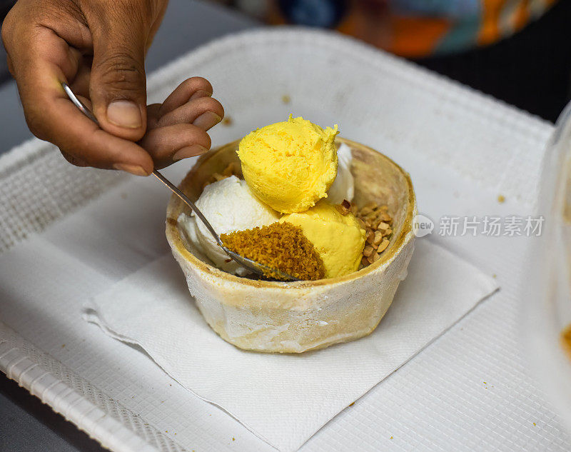 吉隆坡Jalan Alor街头食品市场，手拿椰子和芒果冰淇淋